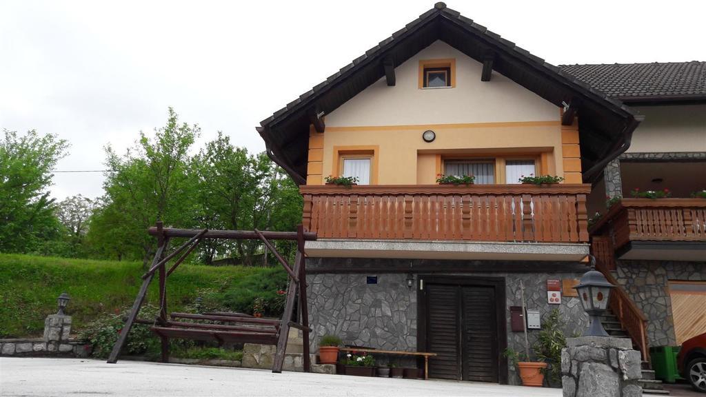Tourist Farm Skrbina Apartman Otočec Kültér fotó