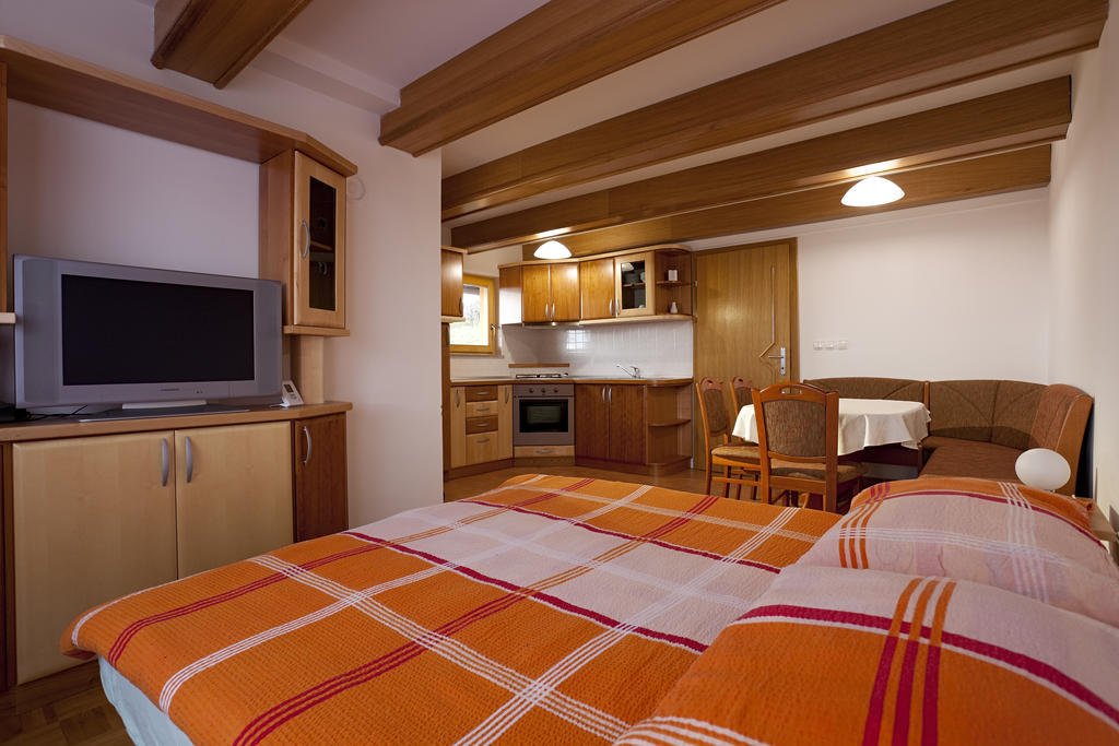 Tourist Farm Skrbina Apartman Otočec Szoba fotó